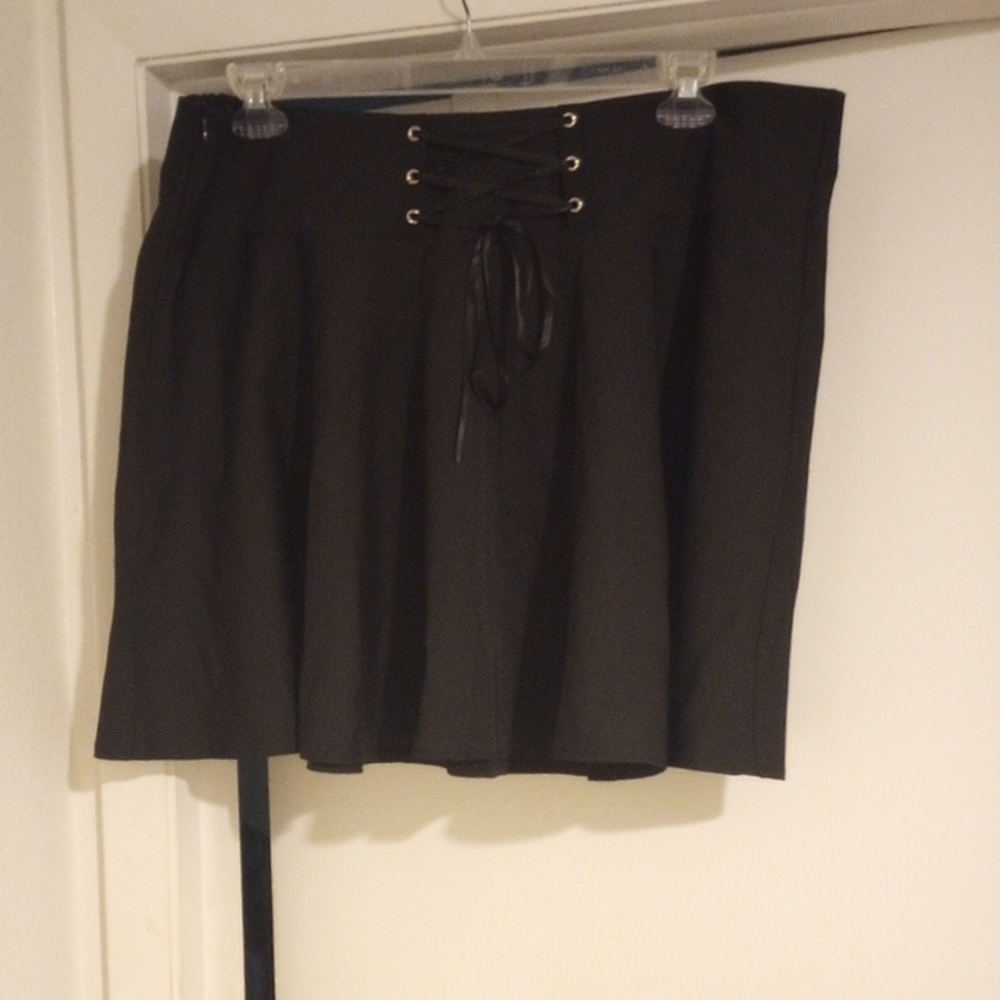 Elegant Black Lace-Up Plus Size Mini Skirt